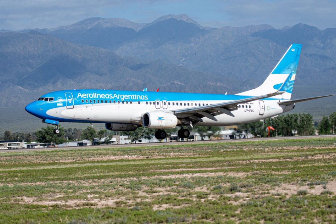 Boeing 737 de Aerolíneas Argentinas aterrizando con montañas de fondo
