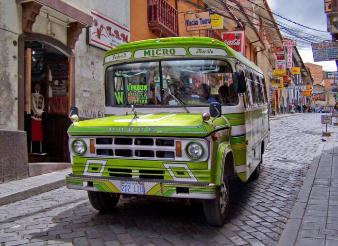 Bolivia empezó a pasar micros del diésel al gas: 400 en Santa Cruz y 1.076 buses en la mira en Sucre Micro de transporte público pintado de verde en una calle empedrada de La Paz, Bolivia