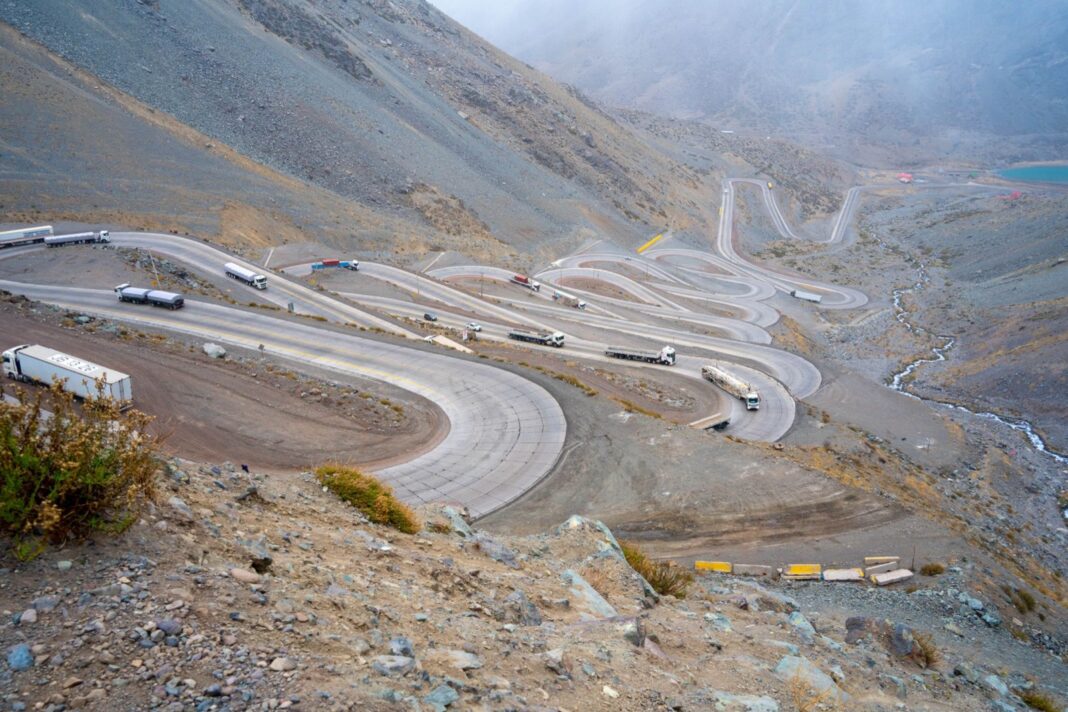 Camiones de carga en una carretera de montaña con curvas cerradas en Chile