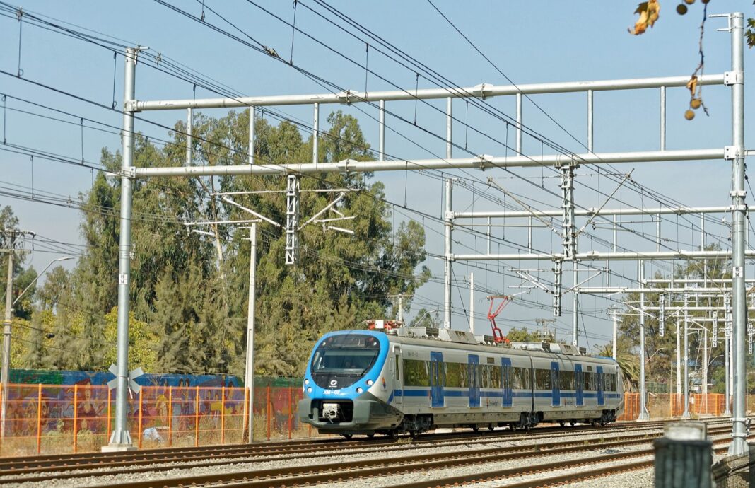 Tren eléctrico de EFE en servicio hacia Alameda, en Santiago