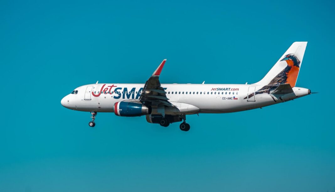 Airbus A320 de JetSMART en vuelo sobre cielo azul en Concepción