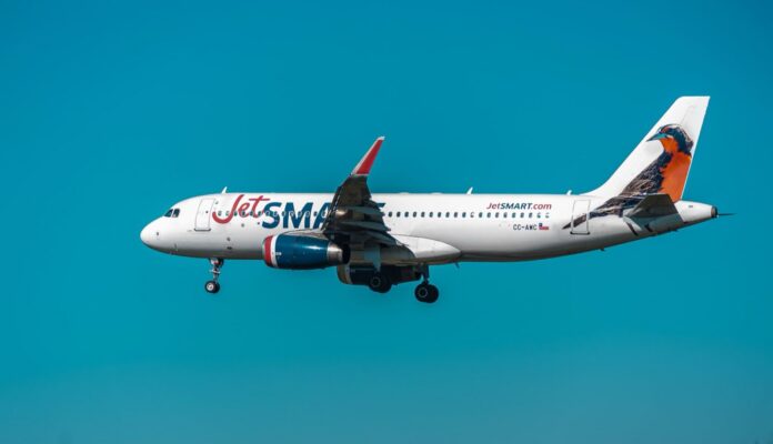 JetSMART cierra su base de Concepción: la ciudad perderá sus vuelos directos al norte y ganará frecuencias a Santiago Airbus A320 de JetSMART en vuelo sobre cielo azul en Concepción