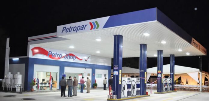 Petropar subió G. 495 el diésel y su ventaja sobre los surtidores privados quedó en unos G. 200 por litro Estación de servicio de Petropar iluminada de noche