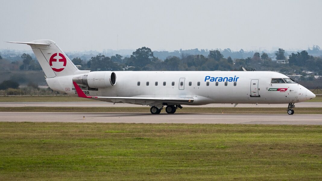 Avión regional CRJ-200 de Paranair rodando por la pista de un aeropuerto