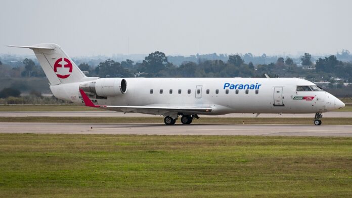 Paranair frena su único avión 13 días y Uruguay se queda sin vuelos directos a Asunción Avión regional CRJ-200 de Paranair rodando por la pista de un aeropuerto