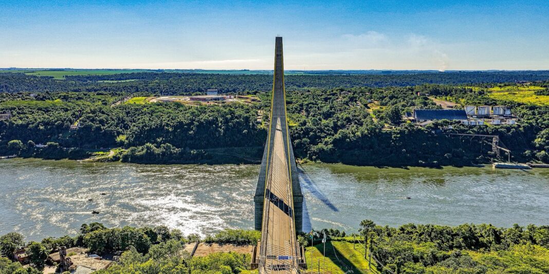 Vista aérea del Puente de la Integración sobre el río Paraná, entre Paraguay y Brasil