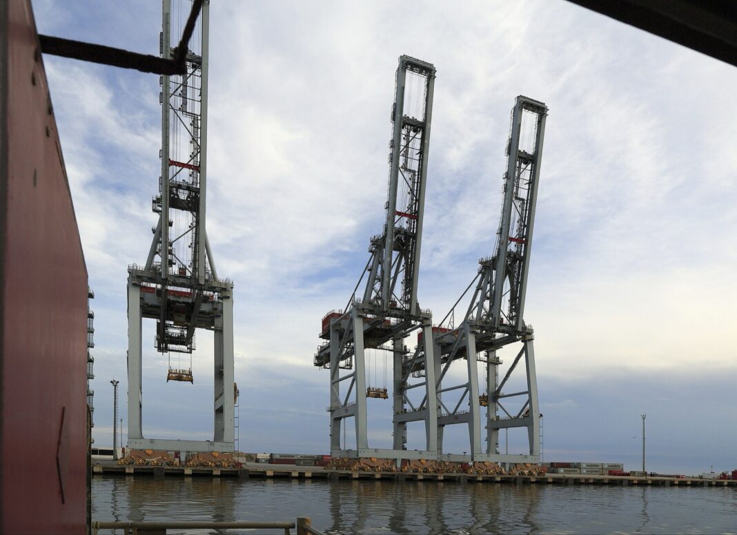 Grúas pórtico de contenedores en el puerto de Montevideo