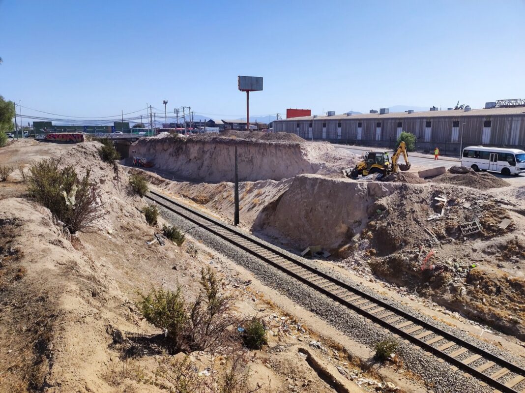 Vía férrea junto a movimientos de tierra en el sector de Lo Errázuriz, en Santiago