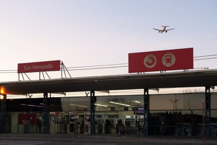 Adif promete 30 millones para la estación de San Fernando dos días antes de que los vecinos salgan a pedir ascensores Fachada de la estación de Cercanías de San Fernando, en Coslada, con un avión sobrevolándola
