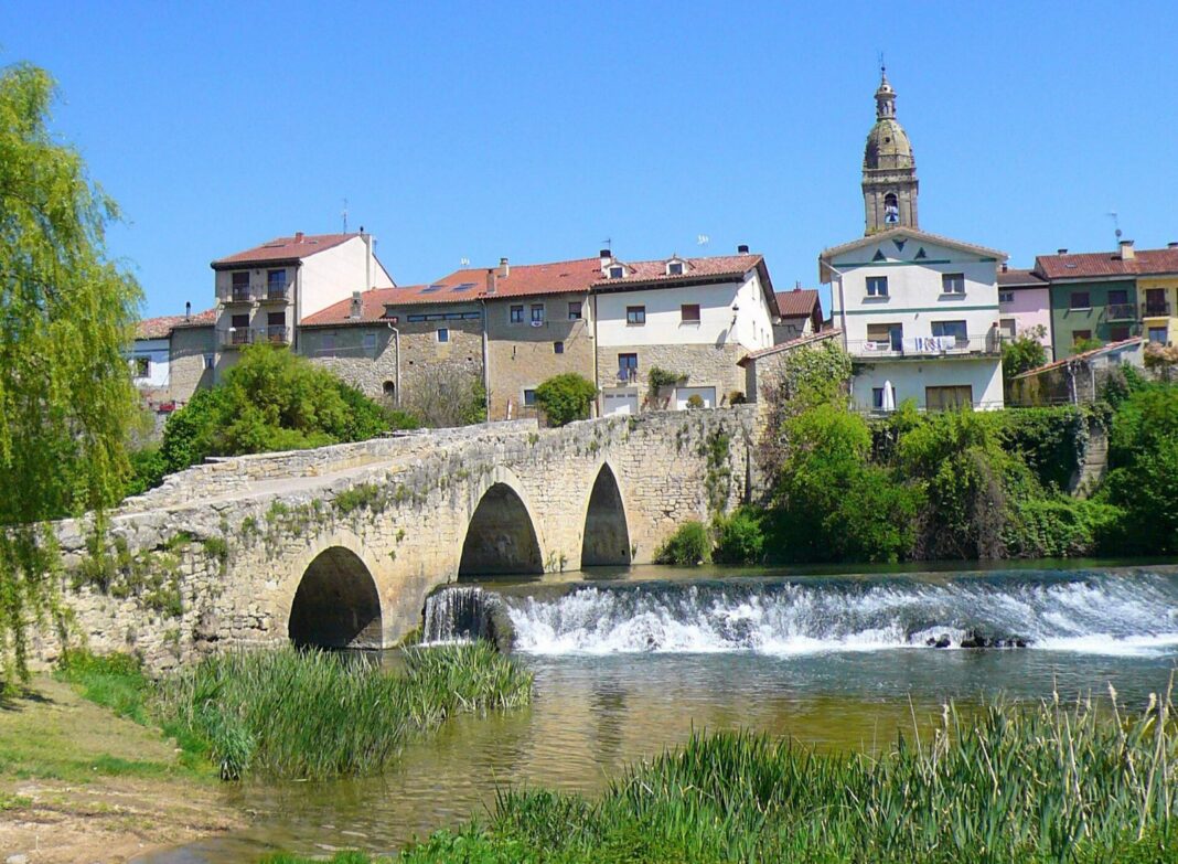 Puente medieval de piedra sobre el río Zadorra en La Puebla de Arganzón