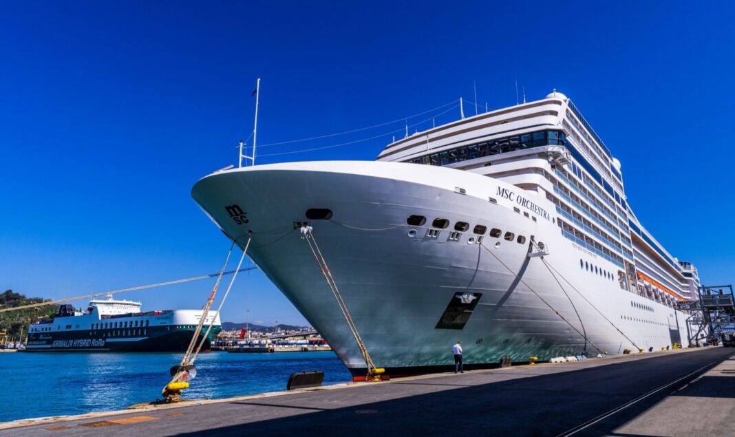 Crucero MSC Orchestra atracado en el puerto de Barcelona con un ferry de Grimaldi al fondo