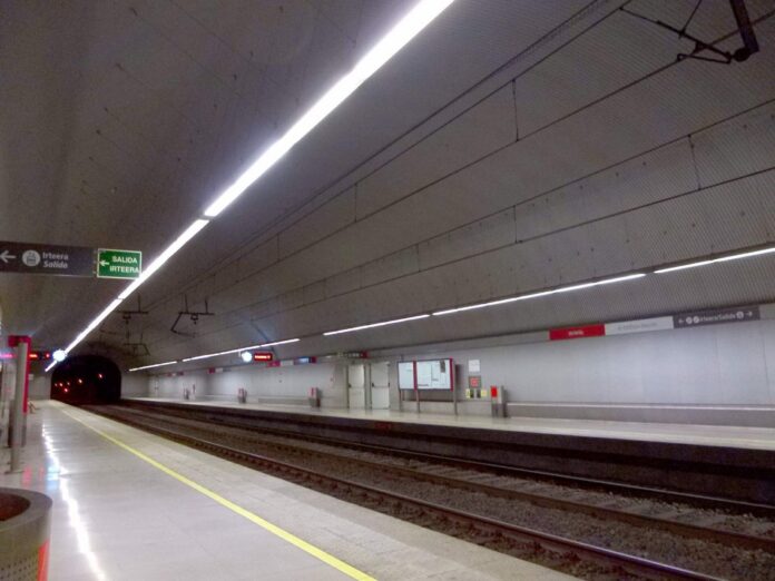 Sin abonos gratis, el Cercanías de Bilbao perdió un 26% de viajeros en junio y el de Málaga, 2,08 millones en ocho meses Andén de la estación de Cercanías de Miribilla, en Bilbao