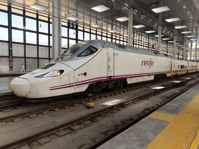 Adif y Renfe admiten un ciberataque que dejó expuestos nombres y correos de viajeros; fuentes del caso hablan de 500 GB robados con ayuda de IA Tren de alta velocidad de Renfe detenido en el andén de una estación andaluza