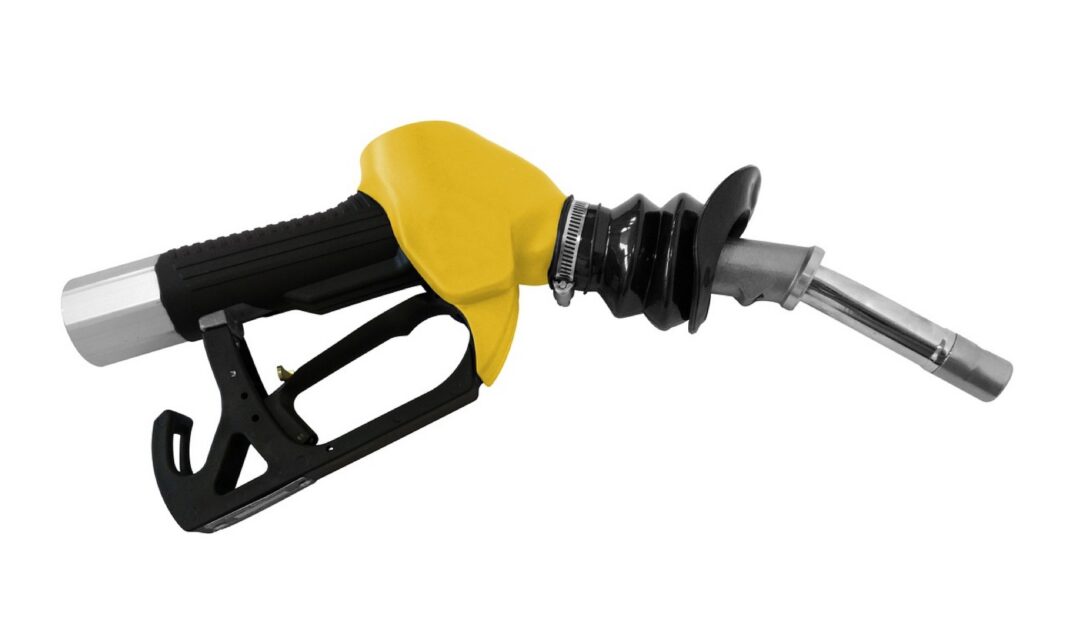 Pistola de surtidor de combustible amarilla y negra sobre fondo blanco