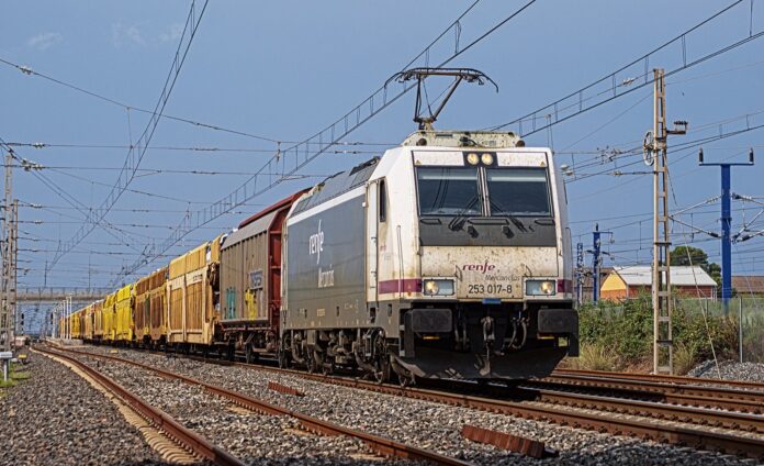 El corte de Despeñaperros manda hasta 25 trenes de mercancías más al día por Extremadura, y la Junta ya cuenta seis incidencias Locomotora de Renfe Mercancías arrastrando un tren de vagones de carga