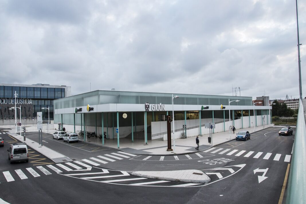 Estación provisional de tren de Gijón-Sanz Crespo vista desde la calle