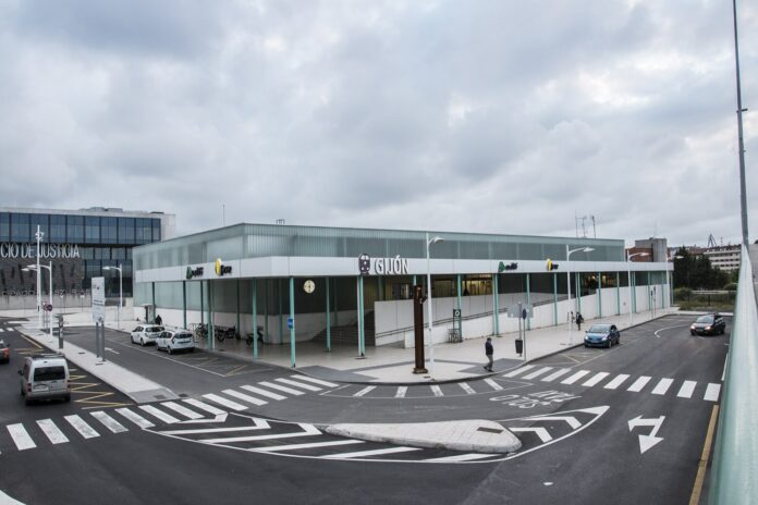 Adif saca a licitación el derribo del viaducto de Carlos Marx en Gijón: 49,3 millones y 33 meses de obra Estación provisional de tren de Gijón-Sanz Crespo vista desde la calle