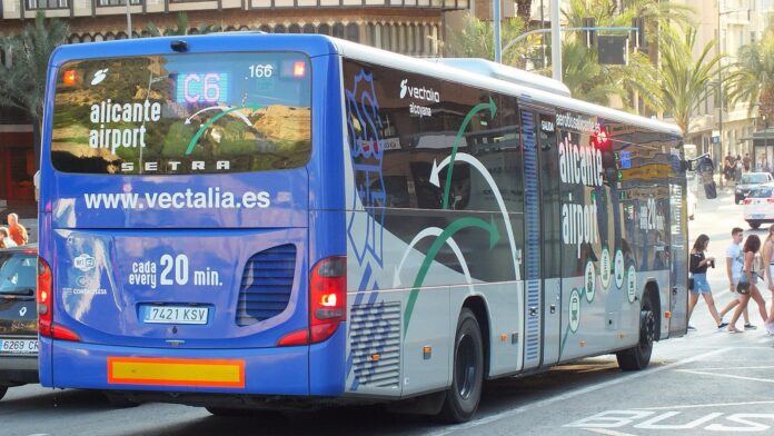 Los autobuses azules de Alicante pararon con mínimos del 50%: el comité cuenta 200 averías al mes en una flota de unos 20 años Autobús azul de La Alcoyana (Vectalia) en la línea C-6 al aeropuerto, en una calle de Alicante