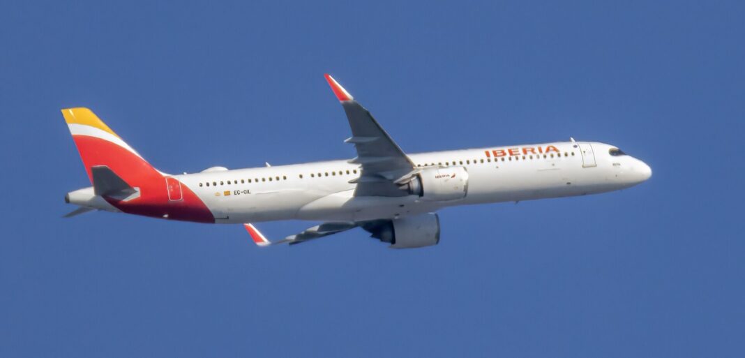 Airbus A321XLR de Iberia en vuelo con el cielo despejado