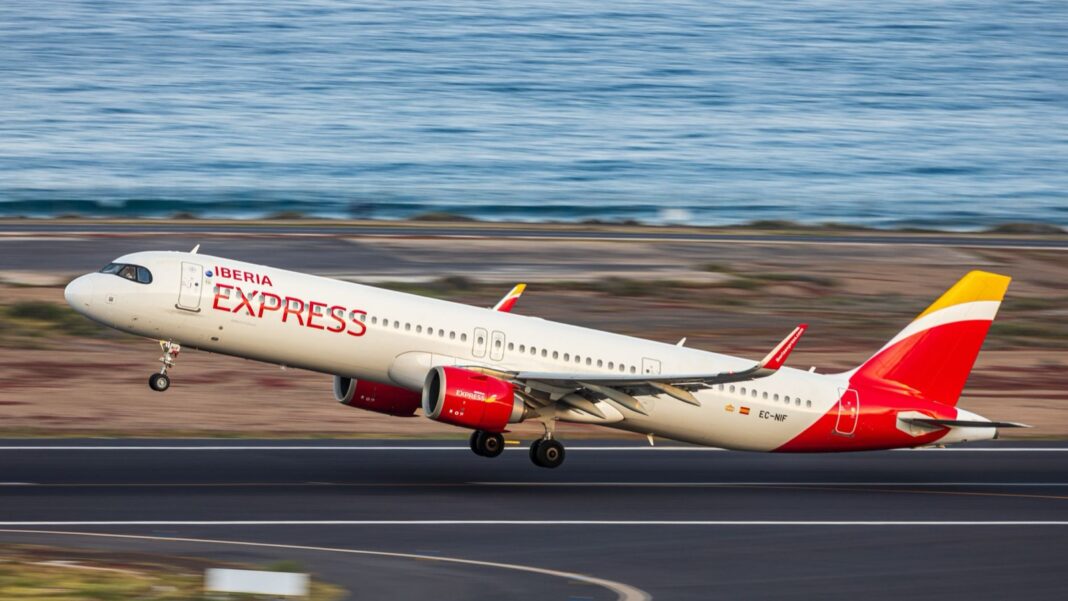 Un Airbus A321 de Iberia Express despega junto al mar