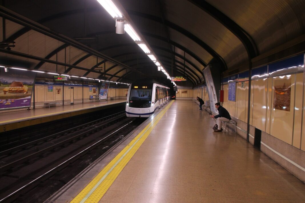 Tren de la Línea 6 del Metro de Madrid entrando en el andén de Argüelles