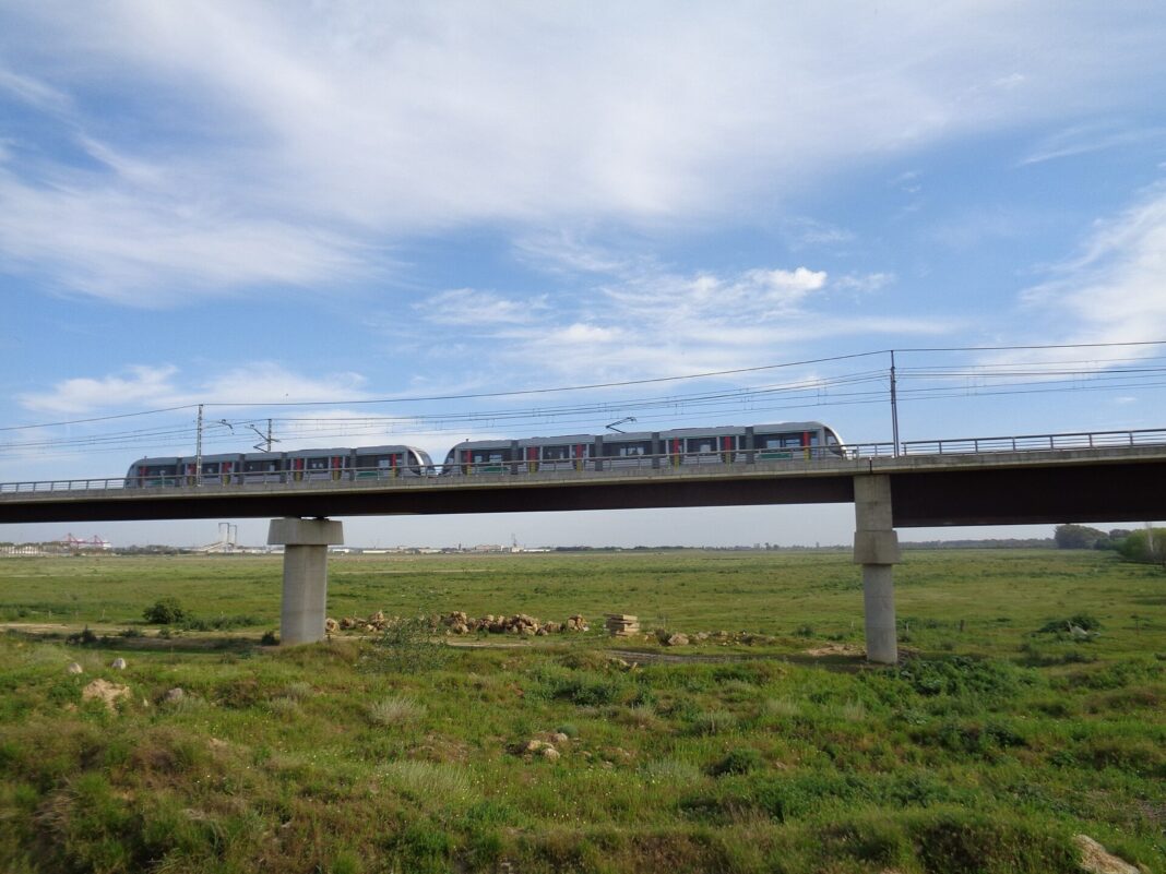 Tren doble de la línea 1 del Metro de Sevilla sobre un viaducto