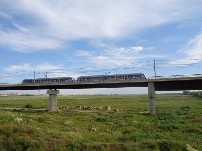 La línea 3 del Metro de Sevilla irá bajo tierra por Bellavista y Los Bermejales, y el proyecto del tramo sur vuelve a exposición pública Tren doble de la línea 1 del Metro de Sevilla sobre un viaducto