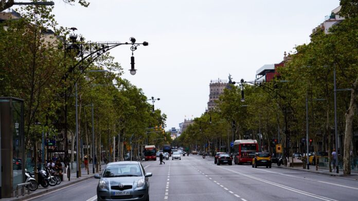 Los conductores de bus de Barcelona fijan siete días de paros en octubre tras caerse el preacuerdo con TMB Autobuses urbanos rojos y tráfico en el paseo de Gràcia de Barcelona