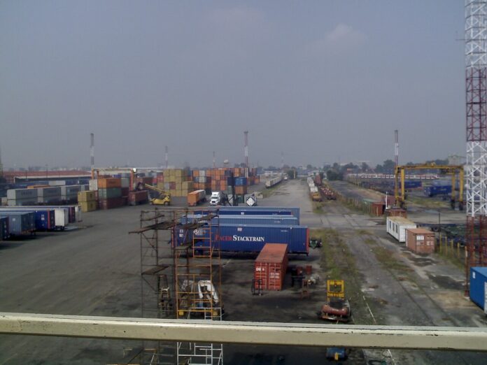 Terminal intermodal Pantaco, Ciudad de México Patio de contenedores de la terminal intermodal de Pantaco, en la Ciudad de México, con grúa pórtico y reach stacker