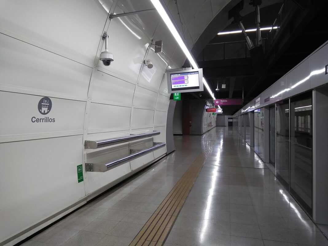 Fiestas Patrias: Metro hasta las 23:00 y buses «X» para volver de las fondas Andén de una estación del Metro de Santiago con un tren detenido