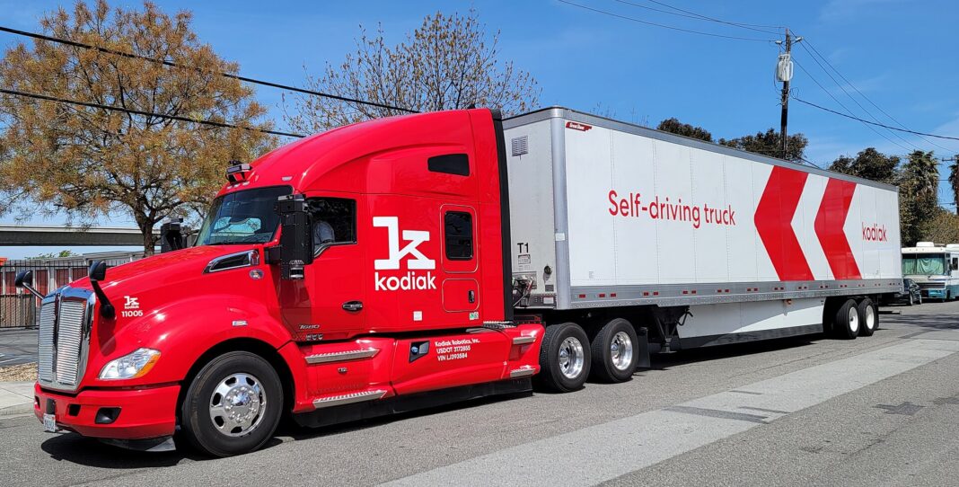 Tractocamión autónomo de Kodiak Robotics con remolque rotulado 'Self-driving truck'
