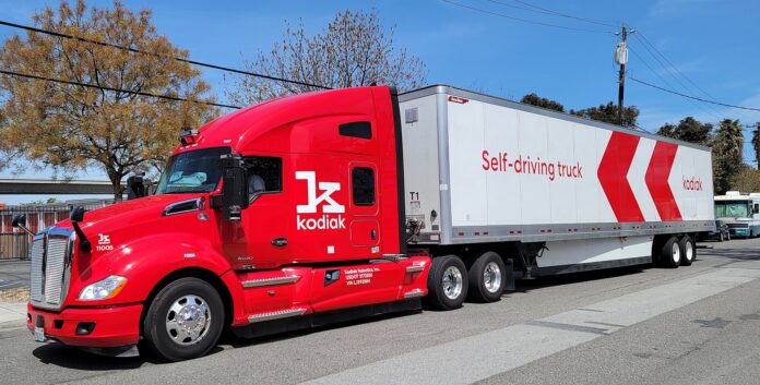 kodiak-camion-autonomo Tractocamión autónomo de Kodiak Robotics con remolque rotulado 'Self-driving truck'