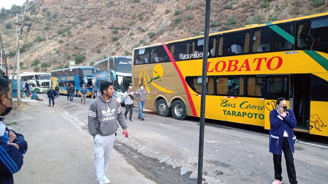 Buses varados en la Carretera Central, la vía que el nuevo proyecto busca reemplazar. Foto ilustrativa.