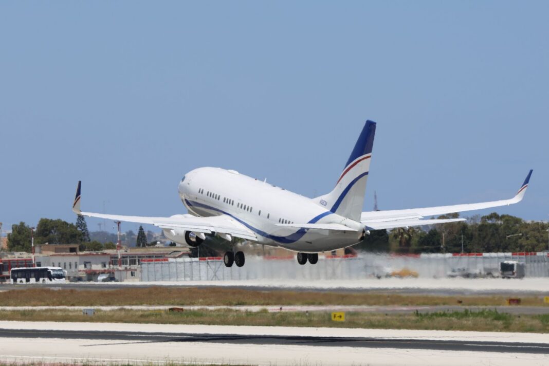 Avión de pasillo único despegando de una pista
