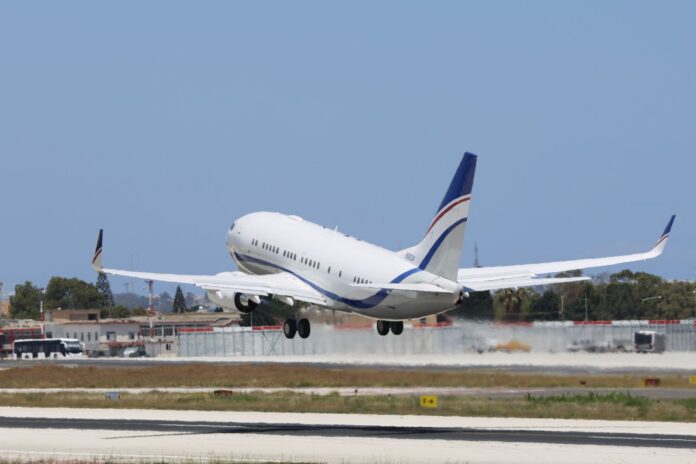 LATAM niega una filial en Venezuela para vuelos domésticos Avión de pasillo único despegando de una pista