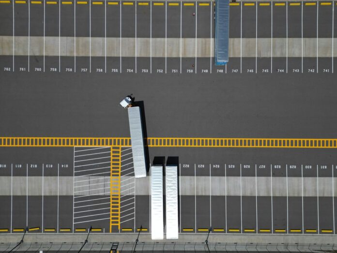 Manzanillo estrena patio regulador para Contecon, que crece 20% Vista aérea de un patio de estacionamiento con cajas de tráiler y un tractocamión maniobrando