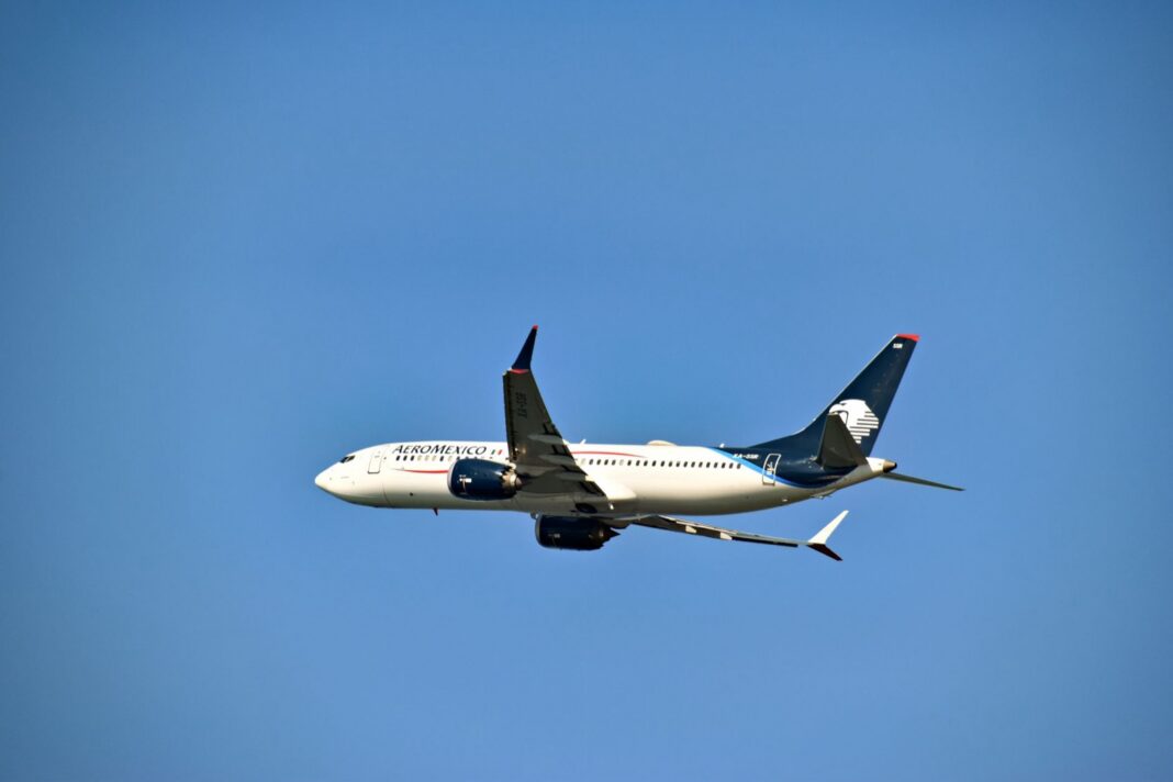 Avión Boeing 737 de Aeroméxico en vuelo con cielo despejado