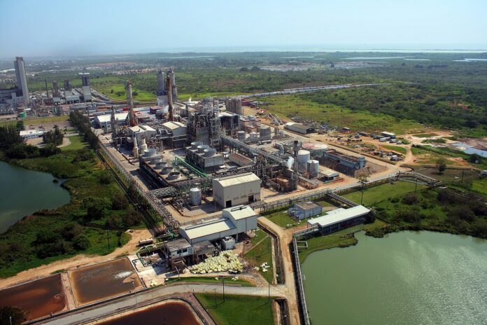 El puerto de Altamira publica su plan a 2031: casi 4.000 hectáreas para industria y un estero protegido en medio Vista aérea de plantas industriales junto a humedales y vías de tren en Altamira, Tamaulipas
