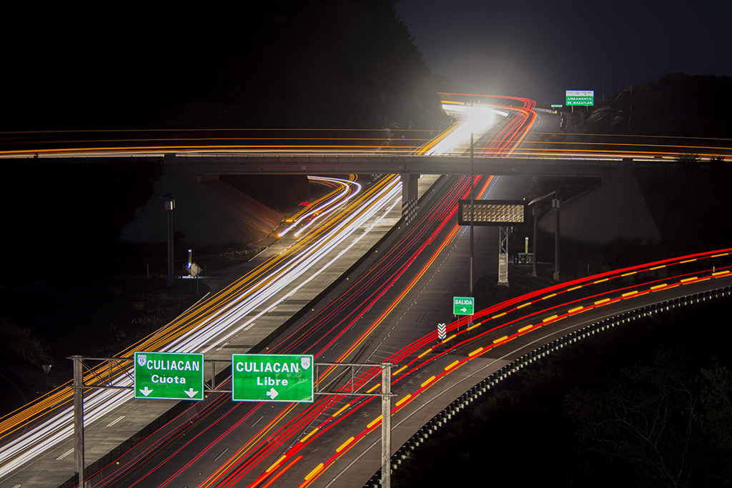 México dice que ya lleva 1,796 km de carretera: el 15% de un plan de 647 mil millones Autopista federal en Culiacán, Sinaloa. Foto ilustrativa.