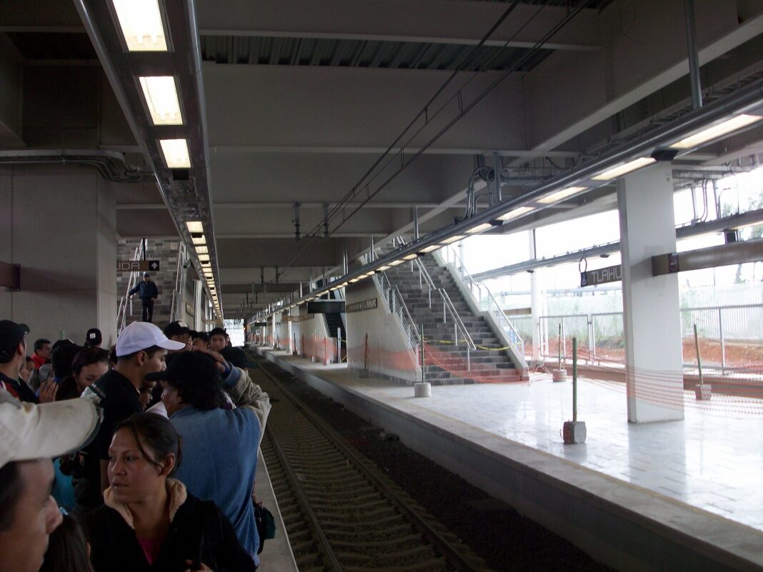 Pasajeros esperan en el andén de la estación Tláhuac de la Línea 12 del Metro de la Ciudad de México