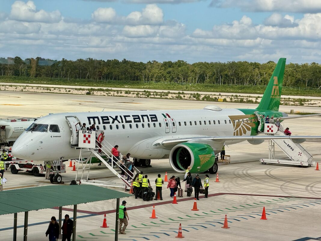 Embraer E195-E2 de Mexicana en plataforma mientras los pasajeros abordan por escalerillas
