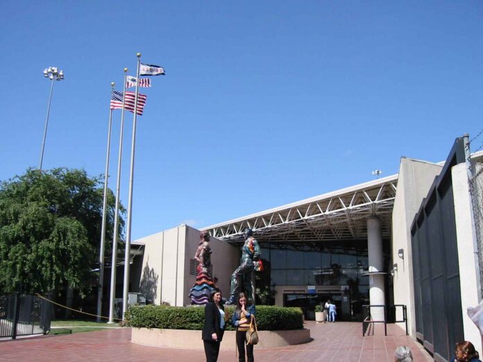 Otay II abriría a finales de 2028, pero antes México y EE.UU. deben crear un peaje dinámico que no existe en ninguna frontera del país Edificio de la garita peatonal de Otay Mesa con banderas de Estados Unidos, en San Diego