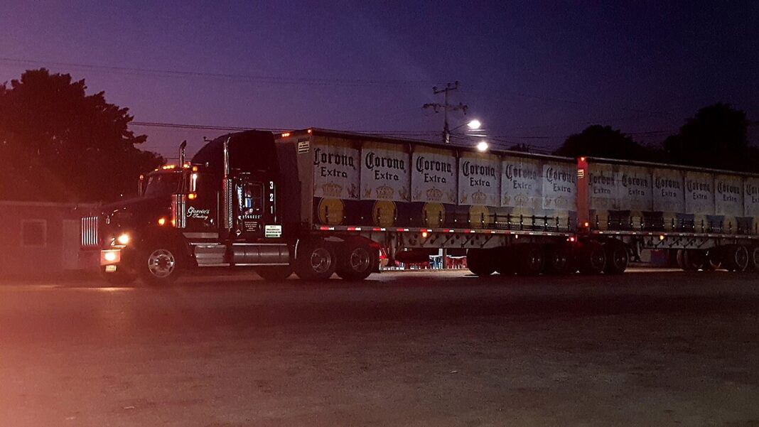 El robo de carga en el Bajío ya se cobra en la póliza: las primas subieron hasta 20% Big Truck waiting for the toll bridge south of Isla Aguada, Campeche — imagen ilustrativa