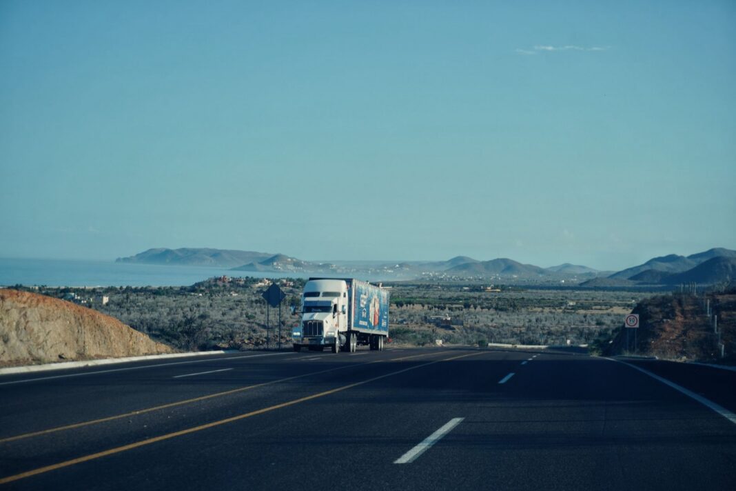 Tractocamión circulando por una carretera en una zona semidesértica del noroeste de México