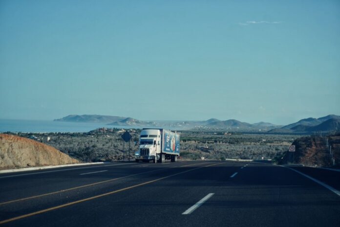 Hasta 24 horas de Sonora a Tijuana: los retenes frenan la carga mientras la Fiscalía busca a falsos agentes de la FGR Tractocamión circulando por una carretera en una zona semidesértica del noroeste de México