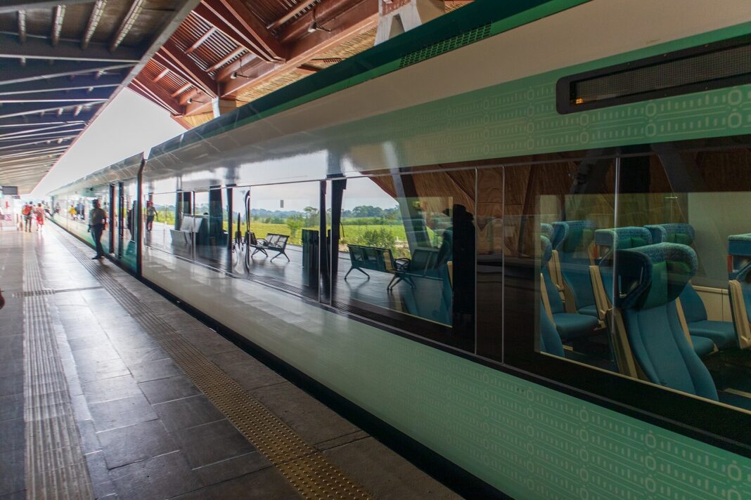 Tren Maya detenido en el andén de la estación Palenque, una de las sedes de los complejos de carga