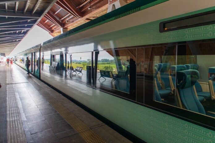 El Tren Maya de carga va en 67% y la segunda etapa arranca en Chetumal: 5.048 millones de pesos para una terminal que mira a Belice Tren Maya detenido en el andén de la estación Palenque, una de las sedes de los complejos de carga