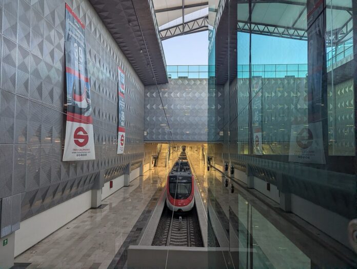El tren a Querétaro pasó de 19% a 31% de avance en cinco días de reportes oficiales; el AIFA-Pachuca ya va en 45% Tren Suburbano detenido en el andén de la estación del AIFA