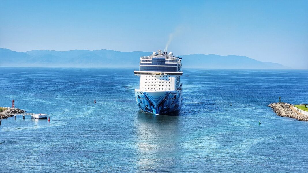 Crucero entrando al puerto de Puerto Vallarta con la sierra al fondo