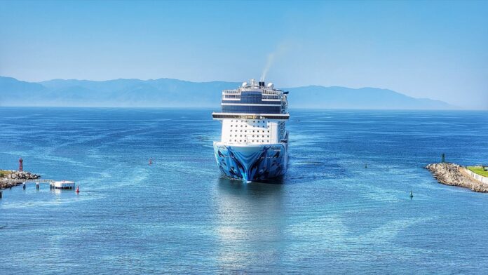 Puerto Vallarta tendrá el primer puerto base de cruceros de México, con tres muelles; Mazatlán, que lo buscaba desde 2025, se quedó fuera Crucero entrando al puerto de Puerto Vallarta con la sierra al fondo